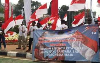 Geruduk Patung Kuda Jakpus, Mahasiswa Asal Papua Aksi Bagi-bagi Bendera Merah Putih