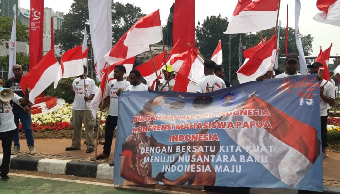 Geruduk Patung Kuda Jakpus, Mahasiswa Asal Papua Aksi Bagi-bagi Bendera Merah Putih