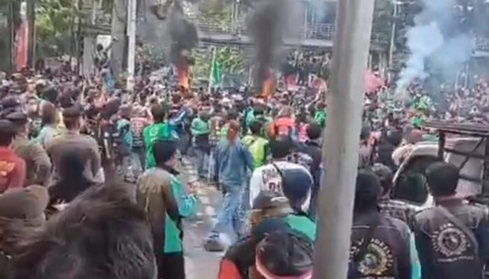 Oknum Ojol Provokasi Tembakkan Petasan ke Petugas Diamankan Massa: Merusak Citra Ojol, Gak Usah Ikut Demo Lagi & Pulang !