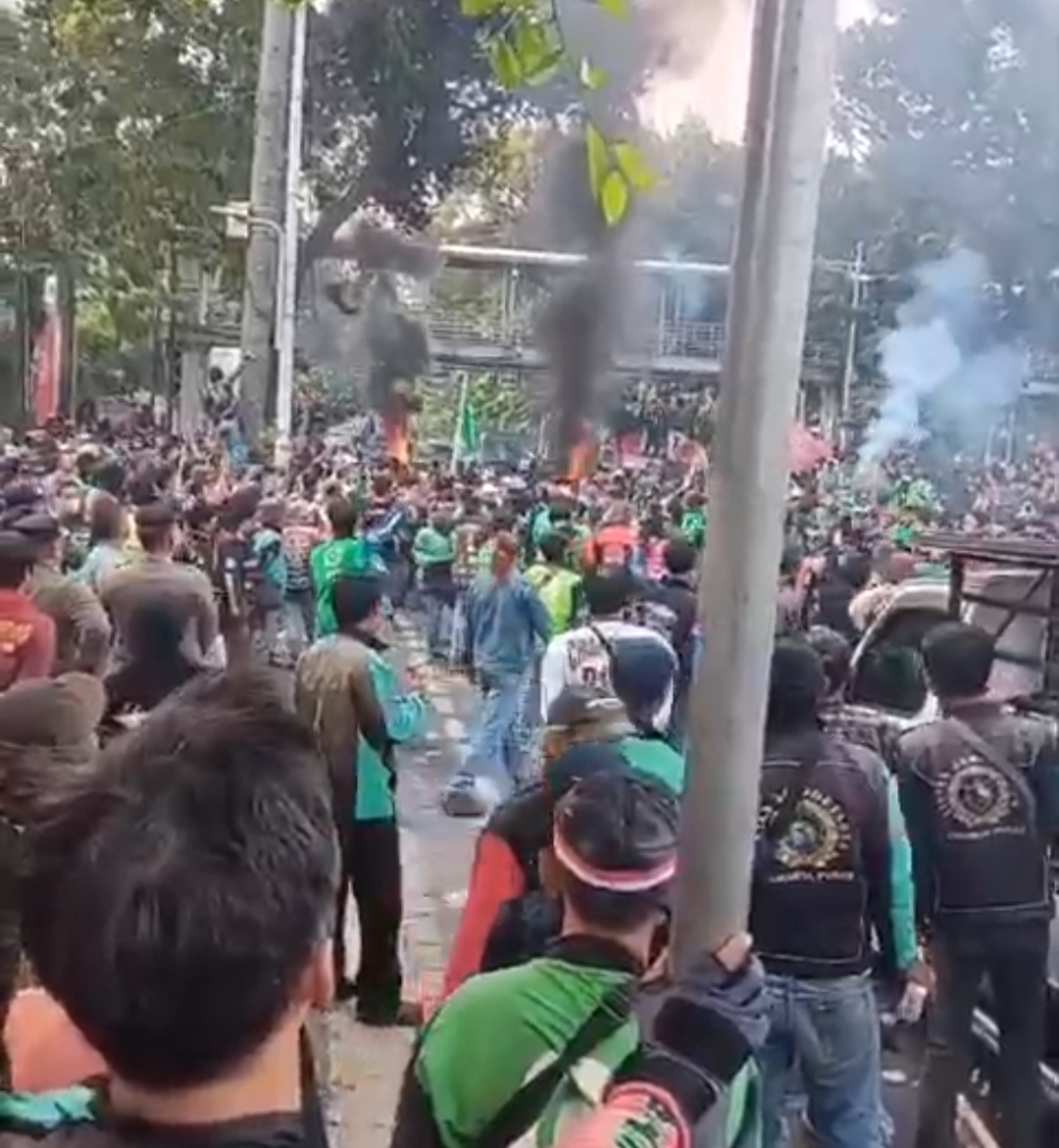 Oknum Ojol Provokasi Tembakkan Petasan ke Petugas Diamankan Massa: Merusak Citra Ojol, Gak Usah Ikut Demo Lagi & Pulang !