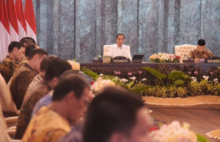 Gelar Rapat Kabinet Perdana di IKN, Jokowi Tekankan Pemerataan Ekonomi