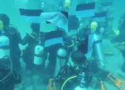 Dir Polairud Polda NTB Pimpin Pengibaran Bendera Merah Putih di Dasar Laut Pantai Nipah Lombok Utara