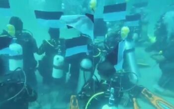Dir Polairud Polda NTB Pimpin Pengibaran Bendera Merah Putih di Dasar Laut Pantai Nipah Lombok Utara