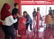 Pengusaha Sukses Asal Bangka Yudhi Fu Bagikan Sembako ke Warga Jelang HUT 79 Indonesia