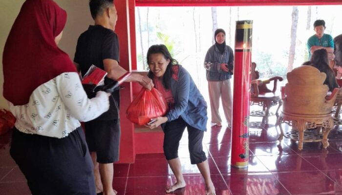 Pengusaha Sukses Asal Bangka Yudhi Fu Bagikan Sembako ke Warga Jelang HUT 79 Indonesia