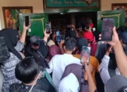 Sumpah Pocong Saka Tatal-Iptu Rudiana Menyedot Animo Masyarakat, Lokasi Dibanjiri Ratusan Orang