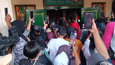Sumpah Pocong Saka Tatal-Iptu Rudiana Menyedot Animo Masyarakat, Lokasi Dibanjiri Ratusan Orang