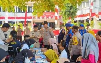 Temui Warga Pulau Pramuka, Wakapolda Metro Bagikan Bendera Hingga Tanam Pohon untuk Penghijauan