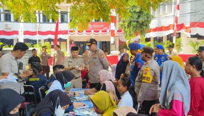 Temui Warga Pulau Pramuka, Wakapolda Metro Bagikan Bendera Hingga Tanam Pohon untuk Penghijauan