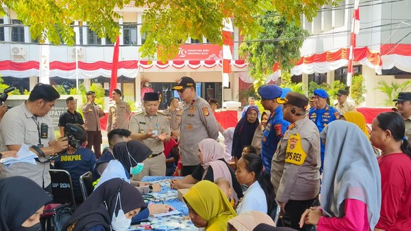Temui Warga Pulau Pramuka, Wakapolda Metro Bagikan Bendera Hingga Tanam Pohon untuk Penghijauan
