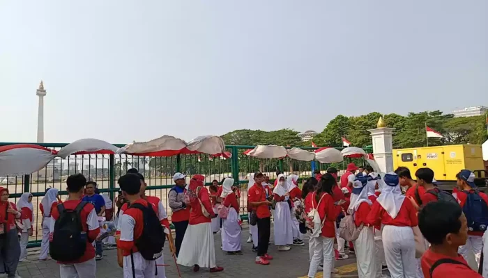 Kirab Pengembalian Bendera Merah Putih di Monas Disambut Antusias oleh Masyarakat