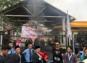 Mahasiswa Gelar Aksi Iringi Pelantikan DPRD Banten, Desak Kasus Mega Korupsi Situ Rancagede Dituntaskan