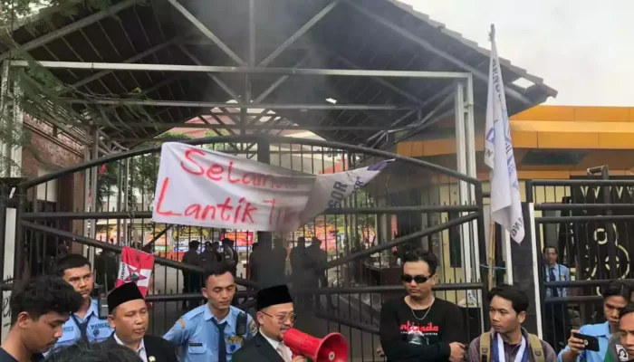 Mahasiswa Gelar Aksi Iringi Pelantikan DPRD Banten, Desak Kasus Mega Korupsi Situ Rancagede Dituntaskan