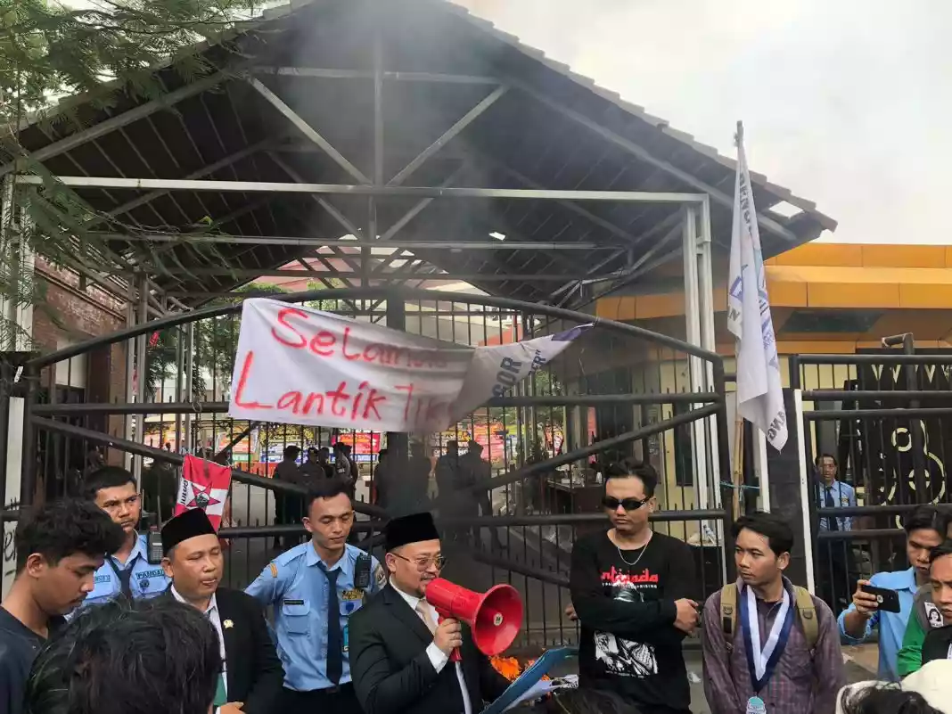 Mahasiswa Gelar Aksi Iringi Pelantikan DPRD Banten, Desak Kasus Mega Korupsi Situ Rancagede Dituntaskan