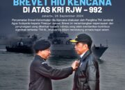 Presiden Jokowi Terima Brevet Kehormatan Hiu Kencana di Atas KRI RJW-992