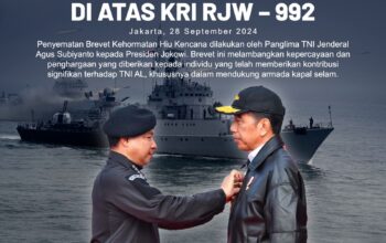 Presiden Jokowi Terima Brevet Kehormatan Hiu Kencana di Atas KRI RJW-992