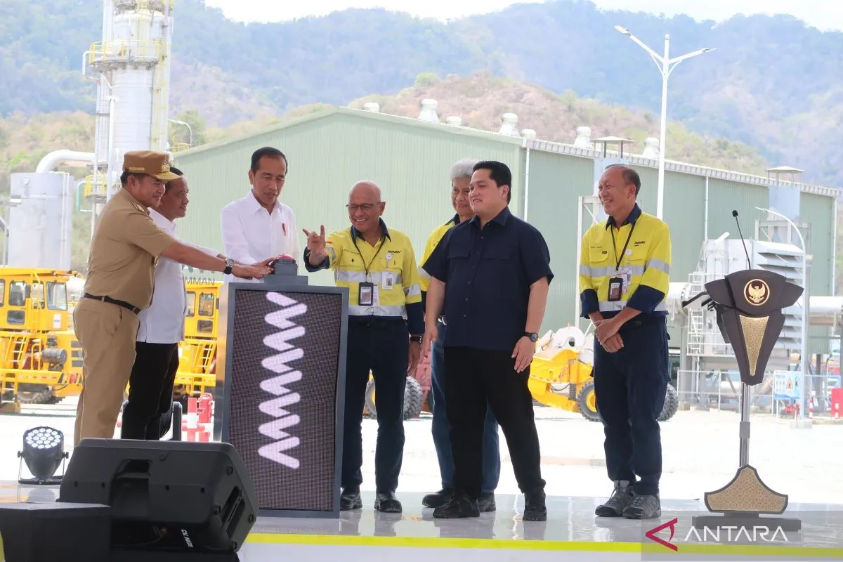 Jokowi Resmikan Smelter Logam Mulia AMNT