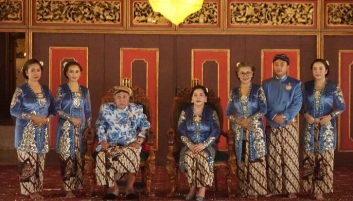 Busana Tradisional Sentuhan Modern ala Keluarga Keraton Solo Pada Acara Grebeg Maulud