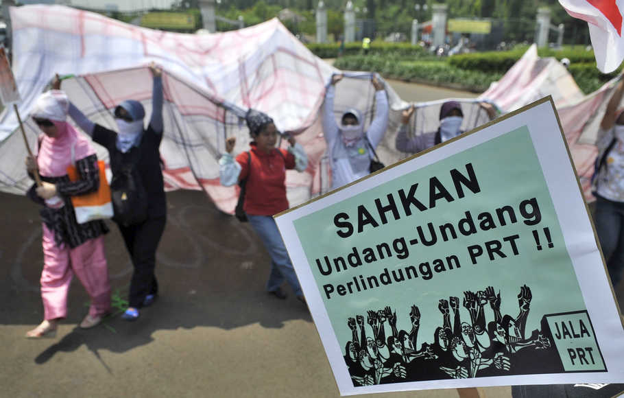 Sejumlah aktivis dari Jaringan Nasional Advokasi Pekerja Rumah Tangga (Jala PRT) melakukan aksi memperingati hari Pekerja Rumah Tangga Indonesia di depan Istana Merdeka, Jakarta