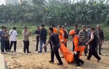 evakuasi 7 mayat dikali bekasi oleh petugas