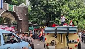 Aksi Mahasiswa Geruduk Kejagung Bawa Mobil Sedot WC, Rocky Gerung : Bukti Sarat Masalah