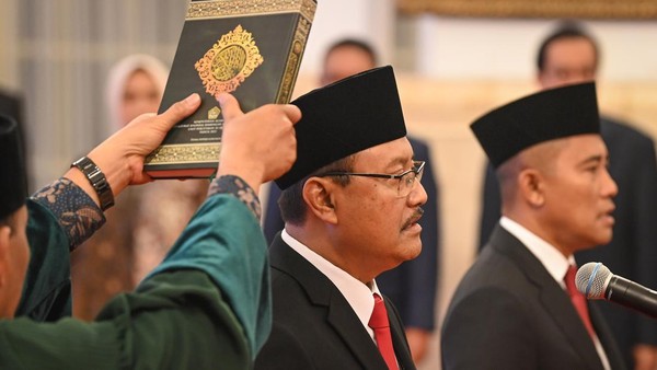 Jokowi Resmi Lantik Gus Ipul Jadi Mensos Gantikan Risma