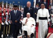 Paus Fransiskus Tiba di Indonesia, Dapat Sambutan Hangat Menag RI