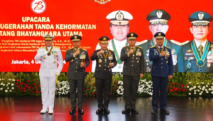 Kapolri Sematkan Bintang Bhayangkara Utama ke Panglima dan 3 Kepala Staf TNI, Polri: Sinergitas Menuju Indonesia Maju