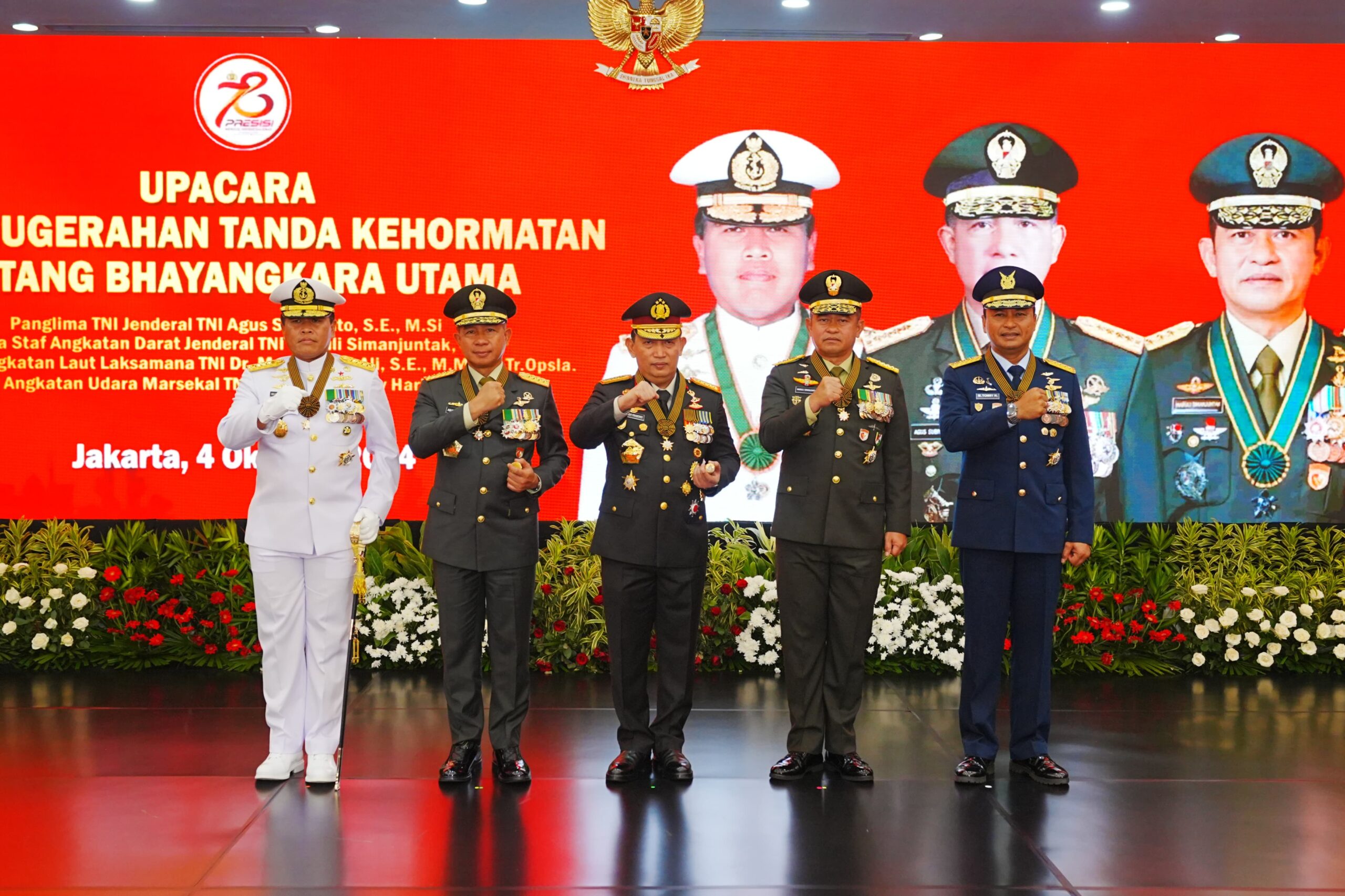 Kapolri Sematkan Bintang Bhayangkara Utama ke Panglima dan 3 Kepala Staf TNI, Polri: Sinergitas Menuju Indonesia Maju