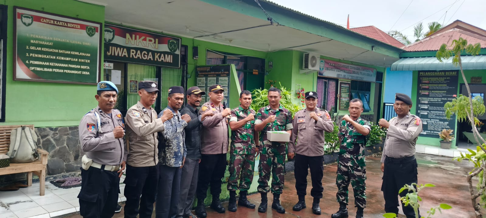 Polsek Panteraja Berikan Surprise Ke Koramil Tripa di HUT TNI ke-79
