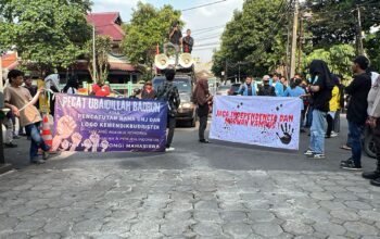 Demo di Depan Kampus UNJ, Mahasiswa Minta Rektor Pecat Ubedillah Badrun