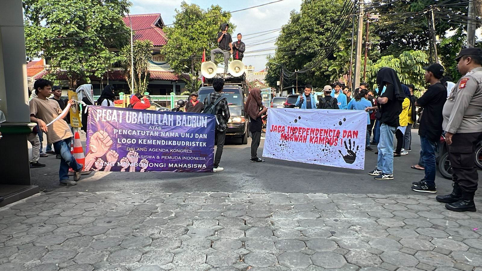 Demo di Depan Kampus UNJ, Mahasiswa Minta Rektor Pecat Ubedillah Badrun