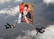 Penerjun Payung Polri Kibarkan Potret Raksasa Jokowi & Prabowo di Langit