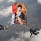 Penerjun Payung Polri Kibarkan Potret Raksasa Jokowi & Prabowo di Langit