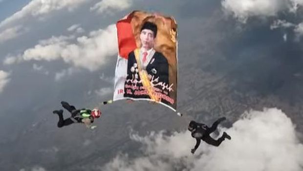 Penerjun Payung Polri Kibarkan Potret Raksasa Jokowi & Prabowo di Langit