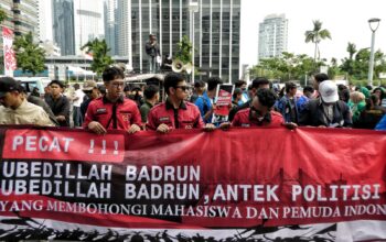 FOTO : AMPK Demo Depan Kemendikbudristek Desak Pecat Ubedillah Badrun