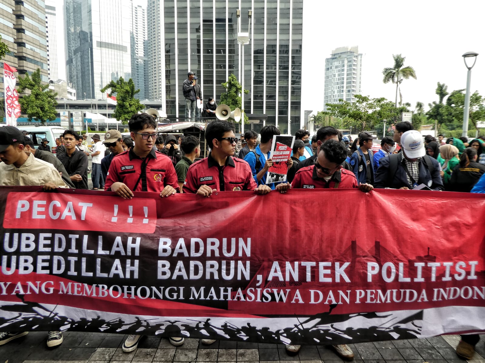 FOTO : AMPK Demo Depan Kemendikbudristek Desak Pecat Ubedillah Badrun