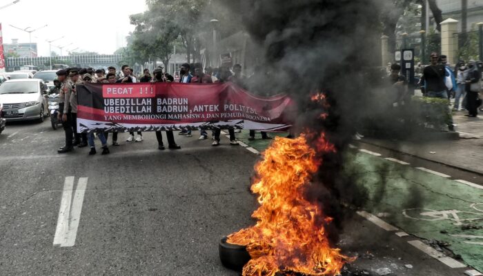 FOTO : AMPK Demo Depan Kemendikbudristek Desak Pecat Ubedillah Badrun