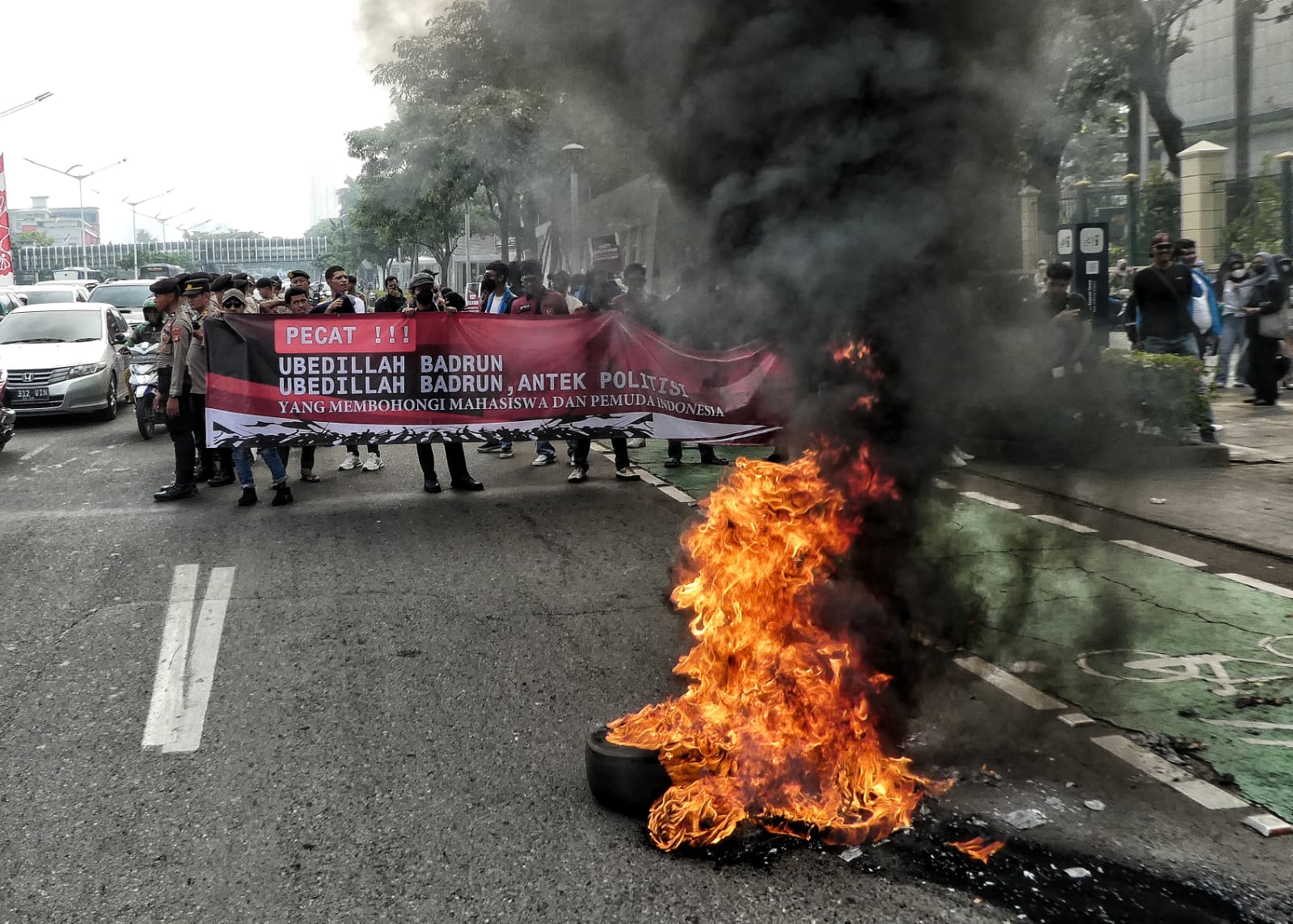 FOTO : AMPK Demo Depan Kemendikbudristek Desak Pecat Ubedillah Badrun