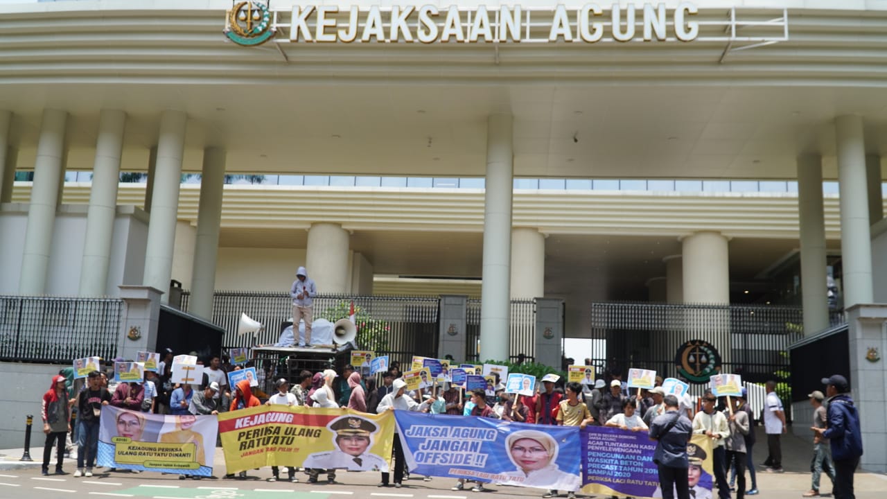 Aksi di Kejagung & DPR, Ratusan Massa GPMH Desak Periksa Ulang Ratu Tatu