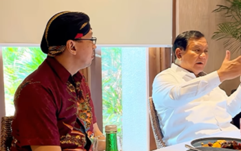 Permadi Arya alias Abu Janda bersama Prabowo Subianto