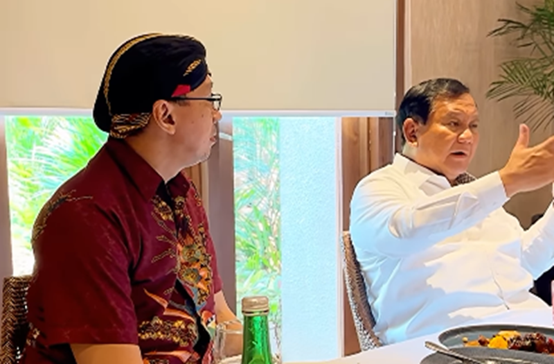 Permadi Arya alias Abu Janda bersama Prabowo Subianto