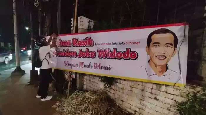 Jelang Masa Pensiun sebagai Presiden RI, Relawan Tebar Spanduk “Terima Kasih Jokowi”