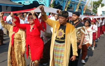 Peringati Hari Sumpah Pemuda Keraton Surakarta Bentangkan Bendera Merah Putih 1000 Meter