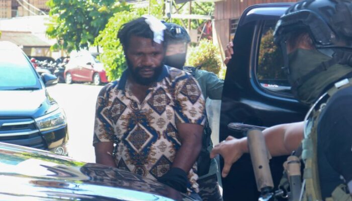 Berhasil Ditangkap! Pimpinan KKB Paniai Jemmy Magai Yogi Tiba di Polda Papua