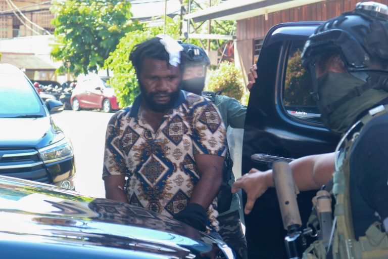 Berhasil Ditangkap! Pimpinan KKB Paniai Jemmy Magai Yogi Tiba di Polda Papua