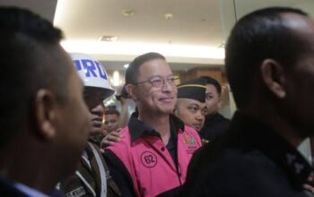 Rugikan Negara Rp 400 Miliar, Tom Lembong Pakai Rompi Pink Kejagung
