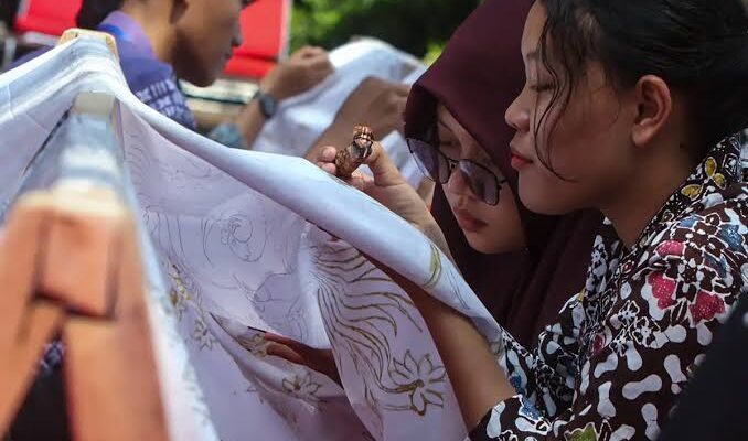 KBP Tri Suhartanto Ajak Seluruh Elemen Masyarakat Lestarikan Budaya Batik Kibarkan Panji Perdamaian Songsong Pilkada Serentak