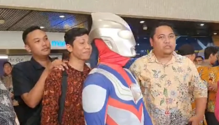 Jamaludin Malik Anggota DPR Fraksi Golkar Tampil Nyentrik Hadiri Pelantikan