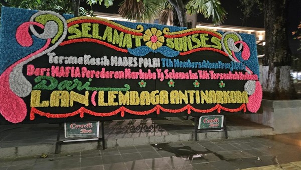Kirimkan Karangan Bunga, Masyarakat Apresiasi Polri Tangkap Bandar Narkoba Jambi Helen cs